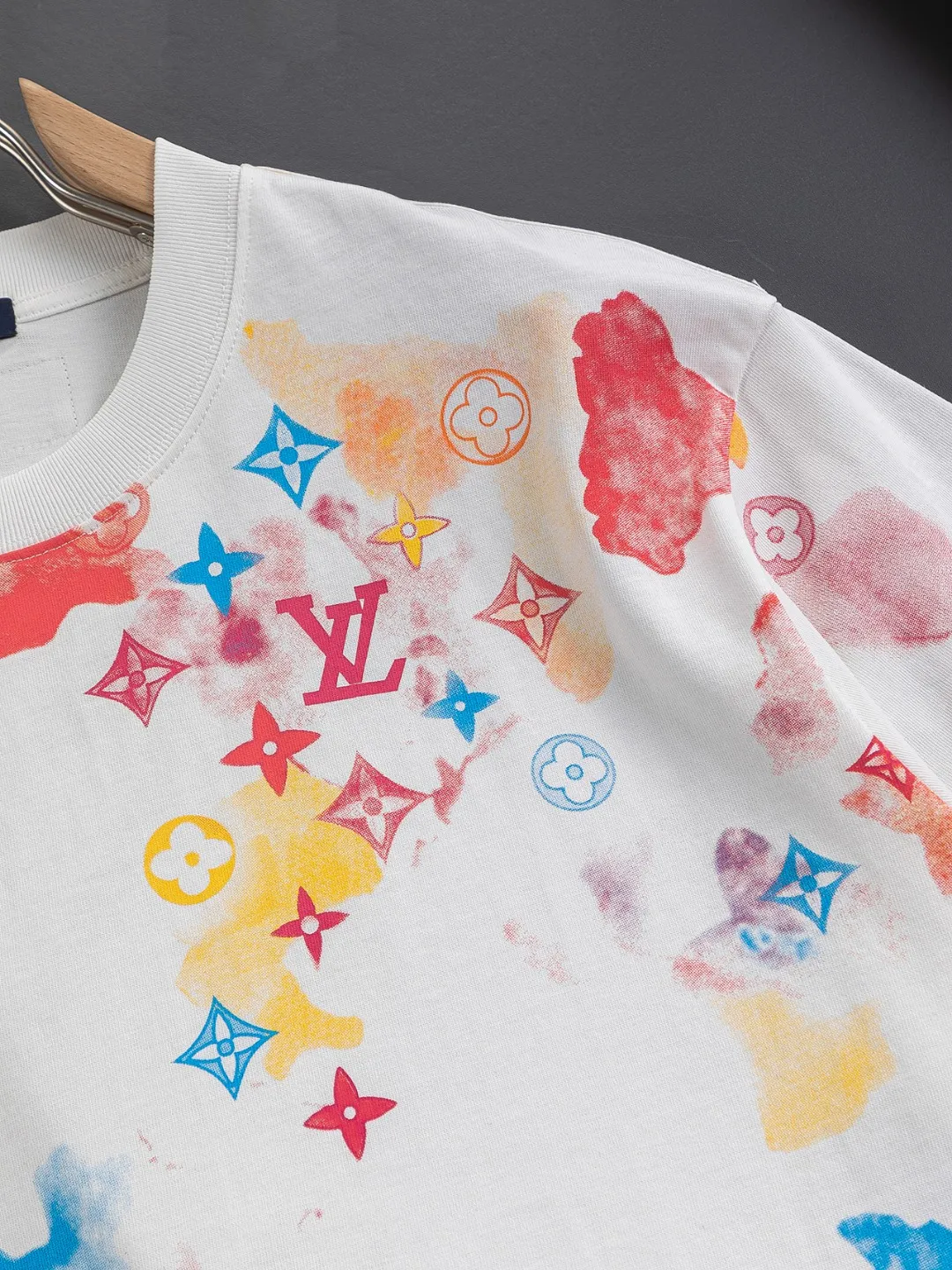 🅿️210 Louis Vuitton Louis Vuitton LV 1V Lujia slightly wide version S-XL LV 25ss new products are available at the counter simultaneously. Colorful letters all over the graffiti print. Round neck short-sleeved T-shirt, same style for men and women! Synchronized with the official website, pure cotton fabrics at the counter! It is close to the skin and comfortable, durable and easy to wear. It has a classic and simple logo design and meticulous original craftsmanship. Short-sleeves, a must-have item for men, do not appear to be the same for the general public, but must be unique and eye-catching. This LV short-sleeve is all about quality, comfort, the same shape and fashion as always, including fabrics and cutting techniques. All of them have been made with great effort! 320 grams of washed pure cotton fabric, pure cotton is breathable, very refreshing and comfortable for daily wear. The rib knitting on the neckline is smooth and tight, and the neckline will not be skewed if you toss it at will. The loose version, you will find that it looks really good on the upper body. The overall is minimalist and neat, super versatile for daily use! Pair it casually with a pair of pants for a youthful look. A T-shirt will make your outfit crazy. It is a fashionable item that can never go wrong! Color: Black White Size: S-XL Size chart: S: Shoulder width 50-Bust 54-Length 70 M: Shoulder width 52-Bust 56.5-Length 72 L: Shoulder width 54-Bust 59-Length 74 XL: Shoulder width 56-Bust 61.5-Length 76